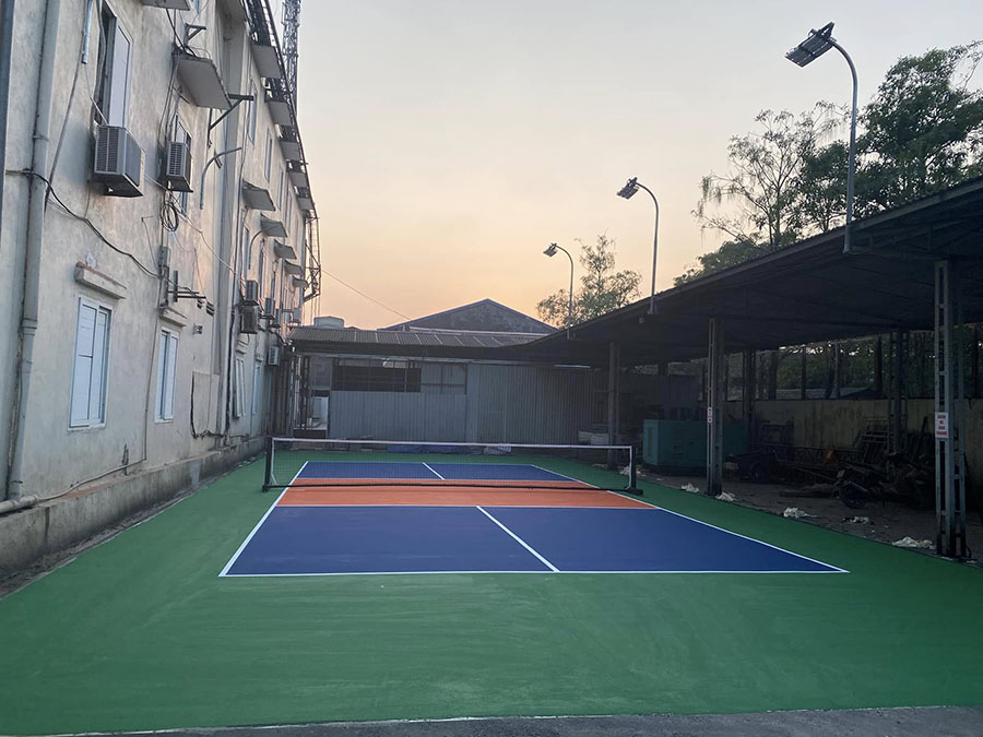 Thi c&ocirc;ng s&acirc;n Pickleball thảm nhựa đường n&oacute;ng asphalt C&ocirc;ng ty Năng lượng Nghệ An
